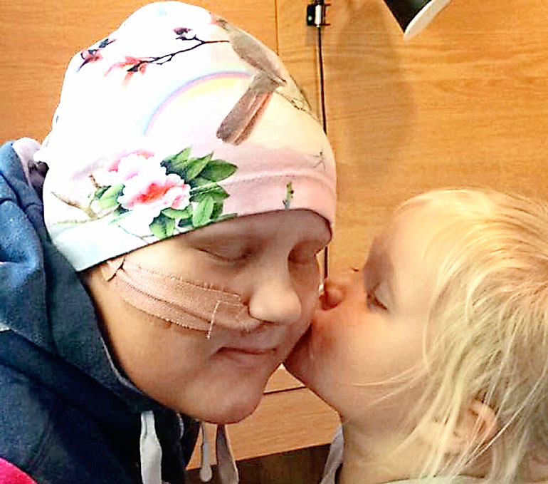 Amalie sai tavata sairaalassa vain omia perheenjäseniään potilastovereiden lisäksi.