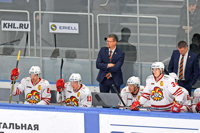 Jukka valmentaa nyt toista kautta Helsingin Jokereita, joka keikkuu KHL:n läntisen konferenssin kärkikahinoissa.