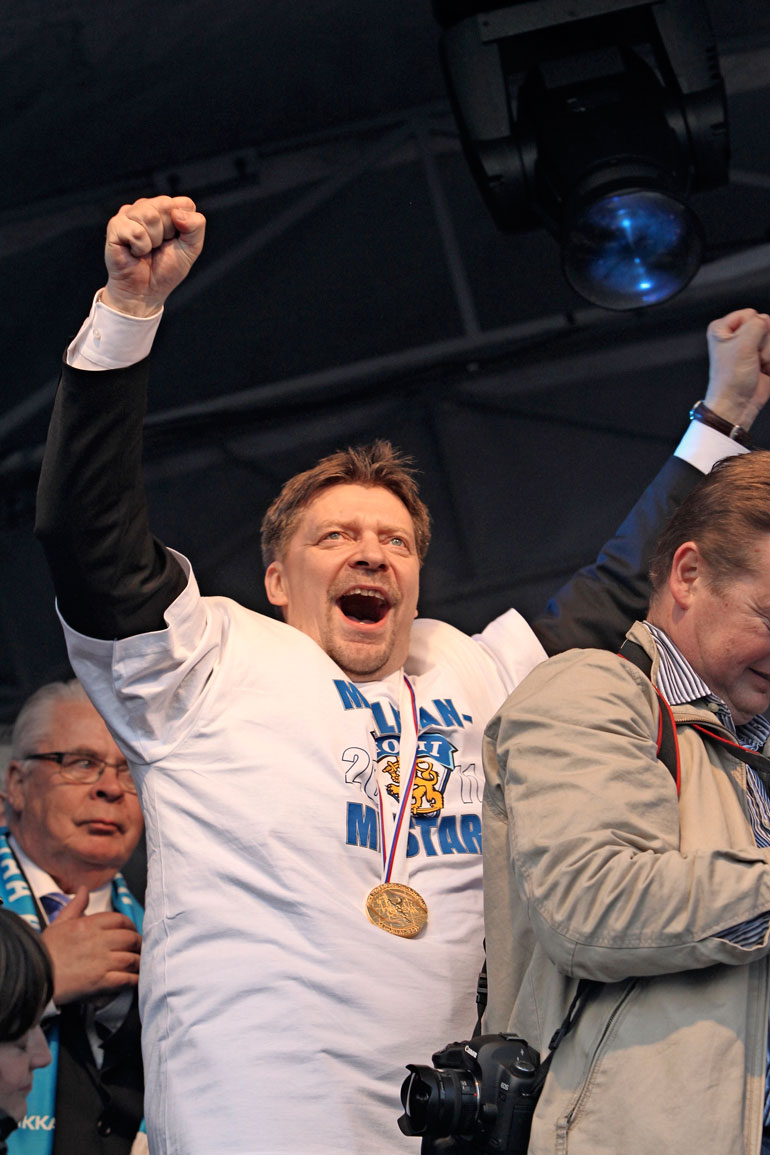 Jukasta tuli vuonna 2011 historian ensimmäinen suomalainen jääkiekon MM-valmentaja.