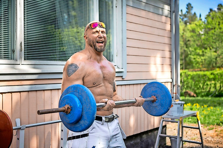 Marko poseerasi Seiskan haastattelussa kesällä 2017. Jättipainot ovat vaihtuneet kevyempiin, sillä kuntoutuminen on vasta alussa.