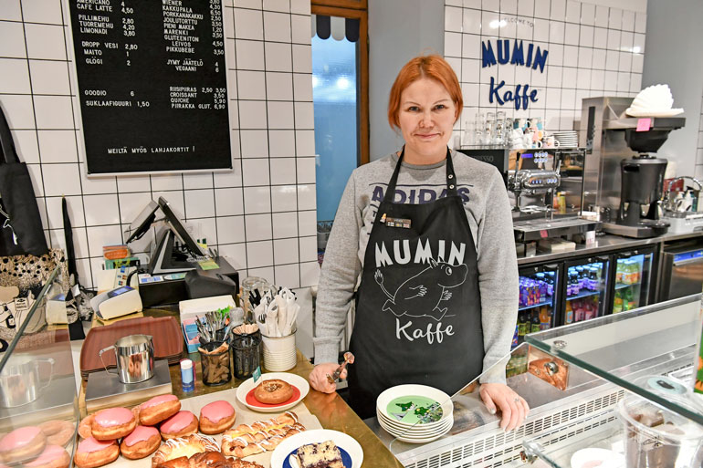 Toimitusjohtajan täytyy taipua moneksi. Sannalta sujuvat myös kahvilan asiakaspalvelutehtävät Helsingin Stockmannilla.
