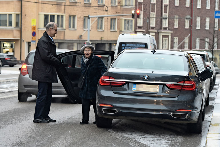 Eeva Ahtisaari ja auto.