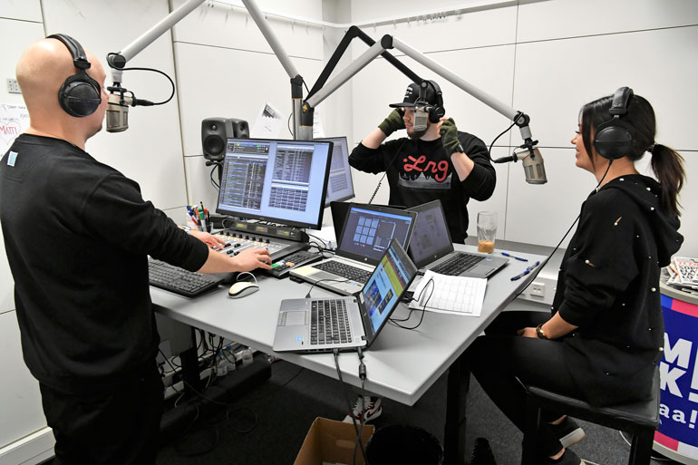 Mikko, Ville ja Shirly luotsaavat radiolähetystä Helsingin Kaapelitehtaalta jokaisena arkiaamuna 7:stä 11:een.