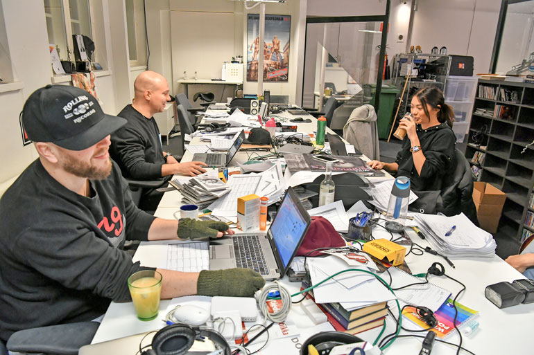 Aamujuontajat kokoontuvat pöydän ääreen suunnittelemaan lähetystä. – Minulla on tarina sokeroinnista, jonka haluaisin kertoa lähetyksessä. Onko teistä muuten kumpikaan käynyt sokeroinnissa? Shirly kysyy juontajakavereiltaan saaden heti vastauksen. – Katso meitä, Ville naurahtaa.
