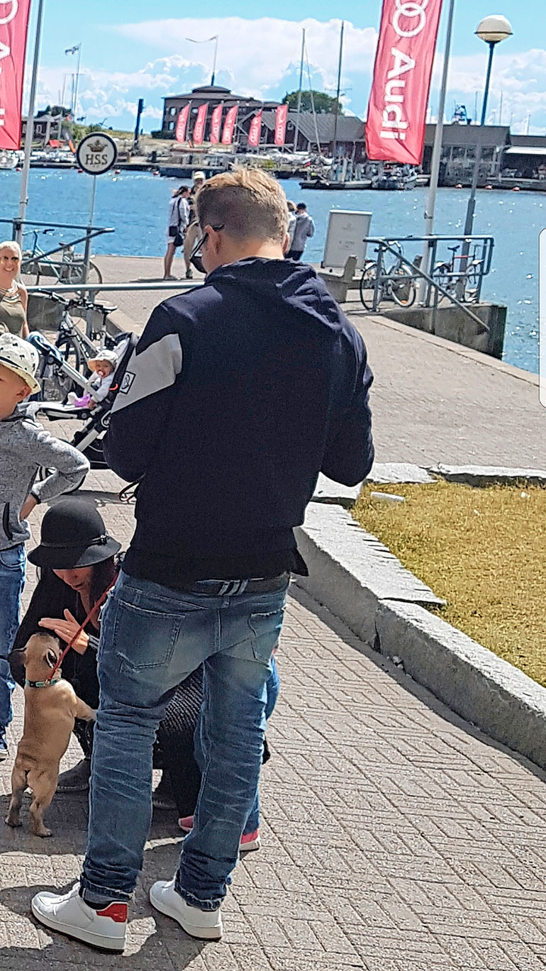 Otus kävelyllä.