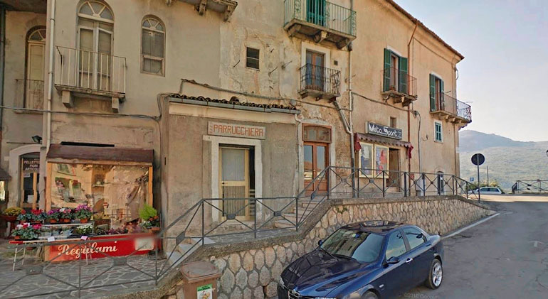 Akun ja Jannen Italian-asunto sijaitsee pienen torin kupeessa, jonka takaa avautuvat upeat vuoristomaisemat.
