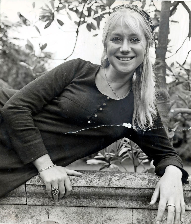 Helen aloitti teatteriopinnot jo alle parikymppisenä. Ensimmäisen elokuvaroolinsa hän sai vuonna 1966.