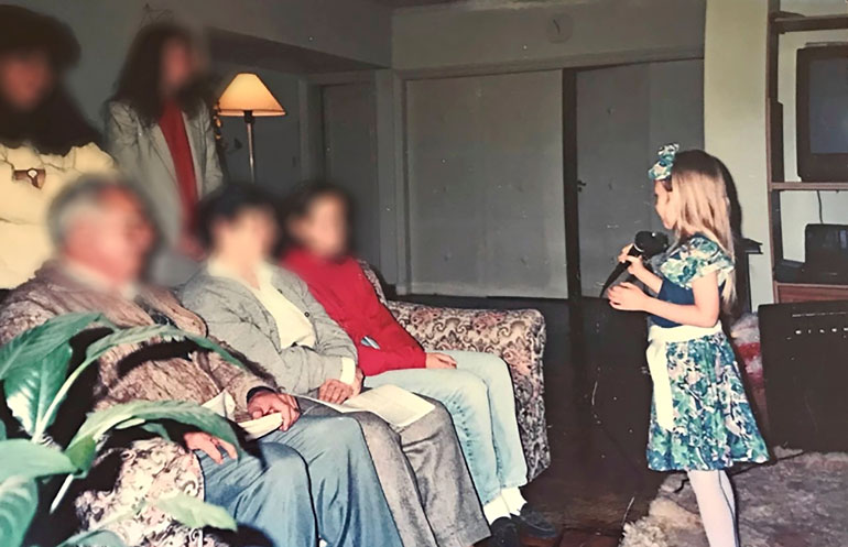 – Kukaan, joka ei ole kokenut sitä, ei voi ymmärtää, mitä hyväksikäyttö on. Ja hyväksikäytöllä tarkoitan sitä kaikissa muodoissaan: seksuaalisesti ja henkisesti, Dawn kuvailee.