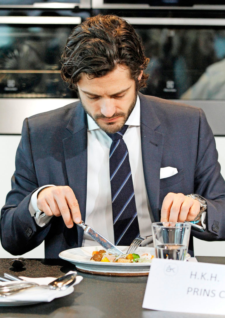 Carl Philip opettelee vegaaniksi Sofian opastamana.