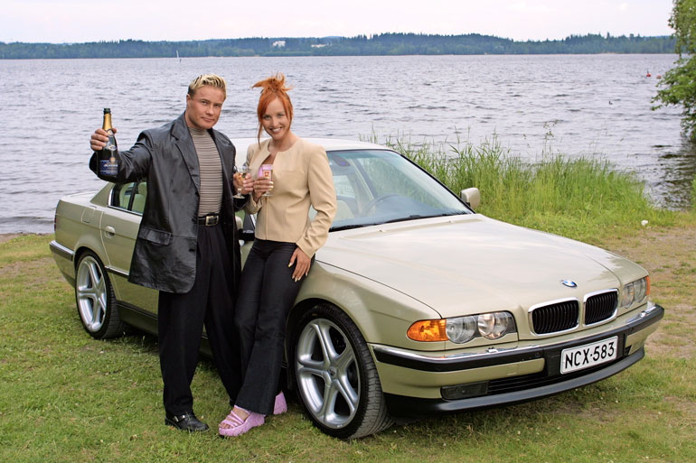 Petterin ja Jutan julkista taipaletta ei vaivannut turha vaatimattomuus. Ensimmäisessä yhteishaastattelussaan pari poseerasi Petterin luksus-BMW:n kanssa.