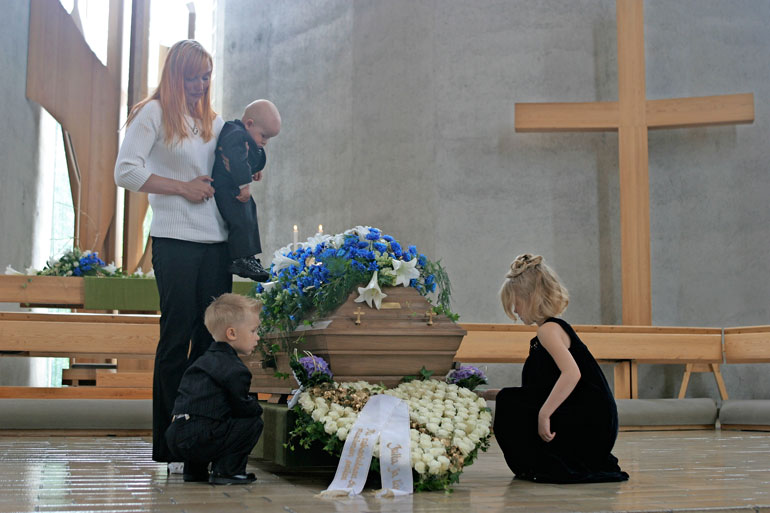 Petteri Jussilan hautajaisissa surivat Jutan lisäksi hänen lapsensa Casimir, Camilla ja Max.