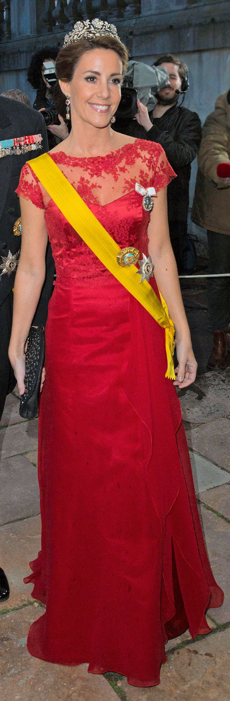 Marie pukeutui myös punaiseen.