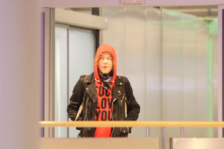 Lauri Taats lentokentällä.