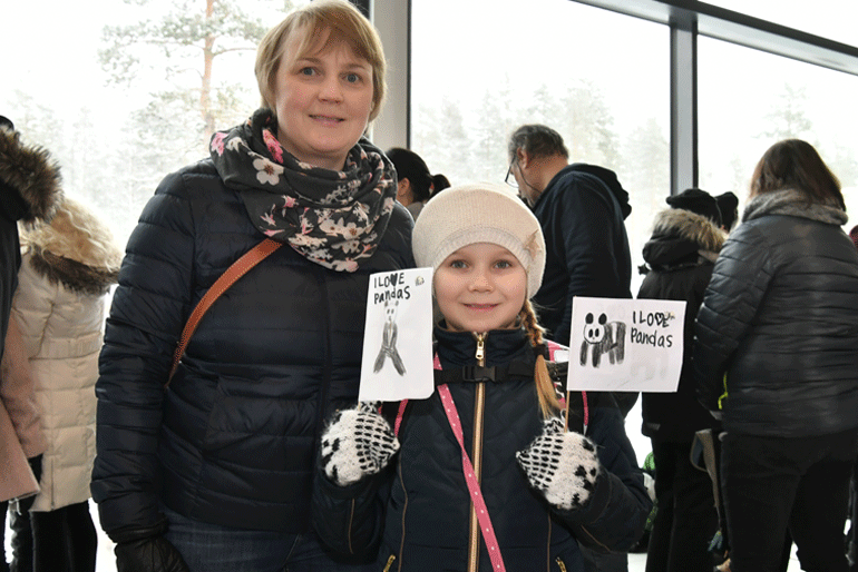 Karoliina ja Siina, 8, ihastuivat pandoihin. – Lumi on varmaan kuperkeikkojen maailmanmestari, Siina pohdiskeli nauraen.