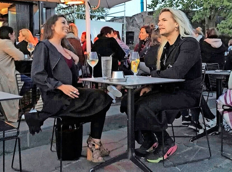 Amanda viihtyi viime kesänä Olli Hermanin kanssa.