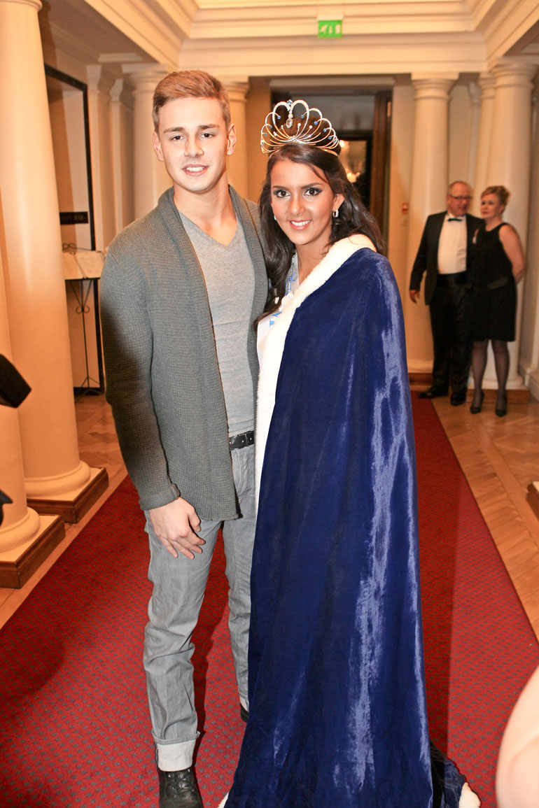 Sara kruunattiin Miss Suomeksi vuonna 2012. Kuvassa rinnalla on poikaystävä Tuomas, jonka kanssa Sara on viihtynyt yli 10 vuotta.