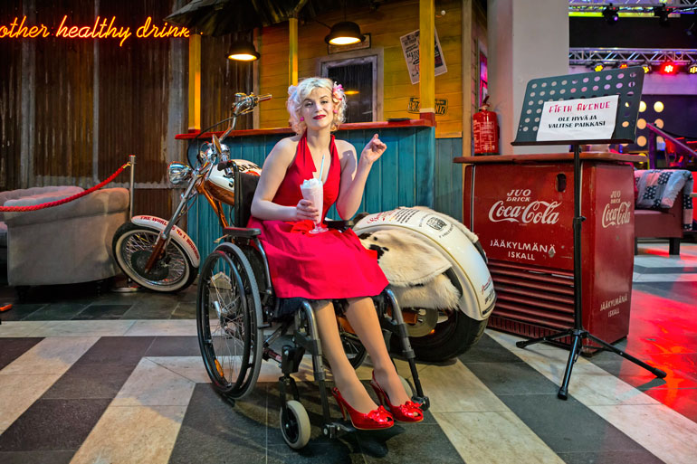 Cherry Nancy Tinkerbella rakastaa kivuistaan huolimatta kauniiksi laittautumista fiftarivaatteissa. – Minulla on kotona todella paljon vintagevaatteita.