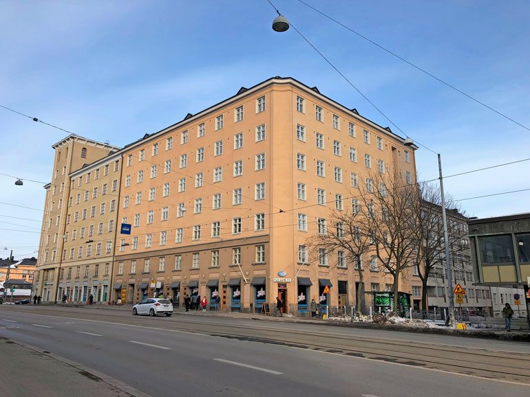 Naapurisopu oli koetuksella tässä kerrostalossa Helsingin Sörnäisissä. Sofi ja Juha asuvat talossa edelleen.
