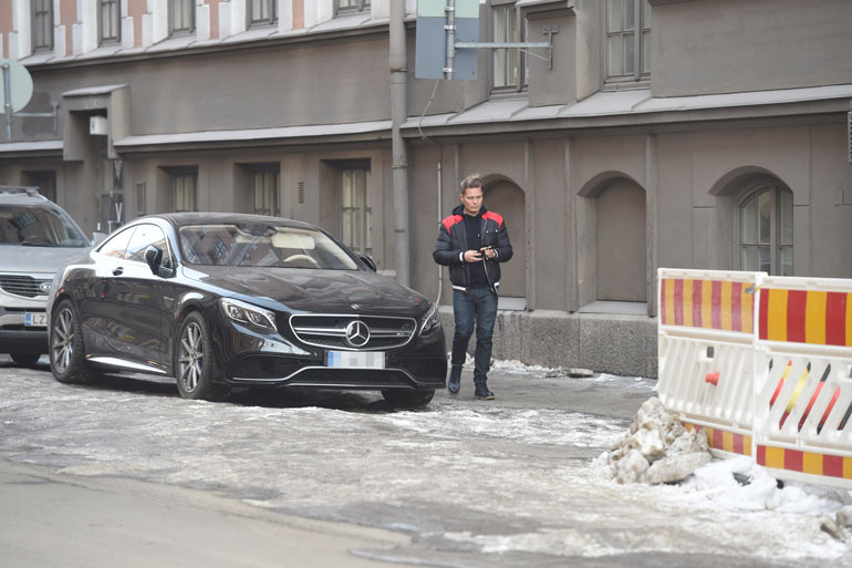 Lopulta Cheek nousi autostaan ulos huojentuneena, kun oli saanut haluamansa parkkiruudun.