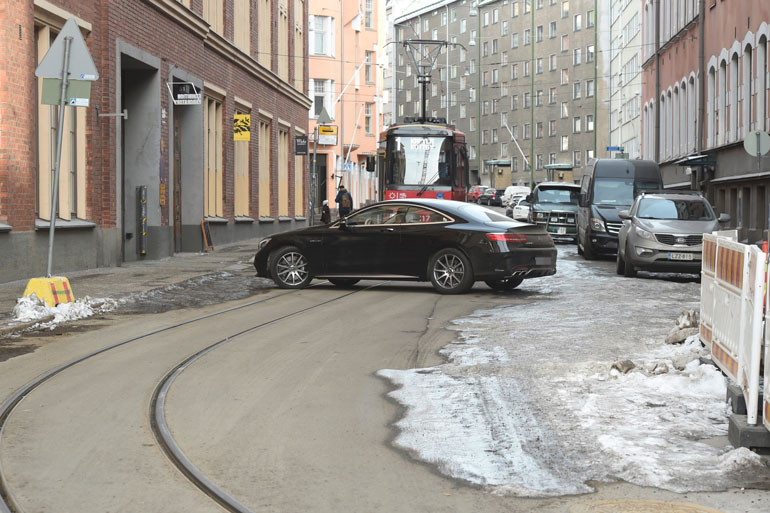 Ajettuaan yksisuuntaista katua väärään suuntaan Cheek ryhtyi kääntämään autoaan himoitsemaansa ruutuun.