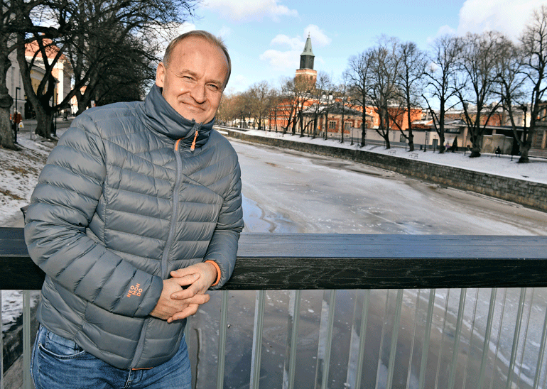 Janne Porkalle kuuluu ”erittäin hyvää.” – Kyllä! Minulla on kevättä rinnassa, aurinko paistaa ja muutenkin hymyilyttää!