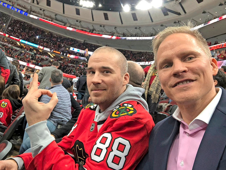 Aleksi hankki peliin Chicago Blackhawksin tähtihyökkääjän Patrick Kanen pelipaidan.
