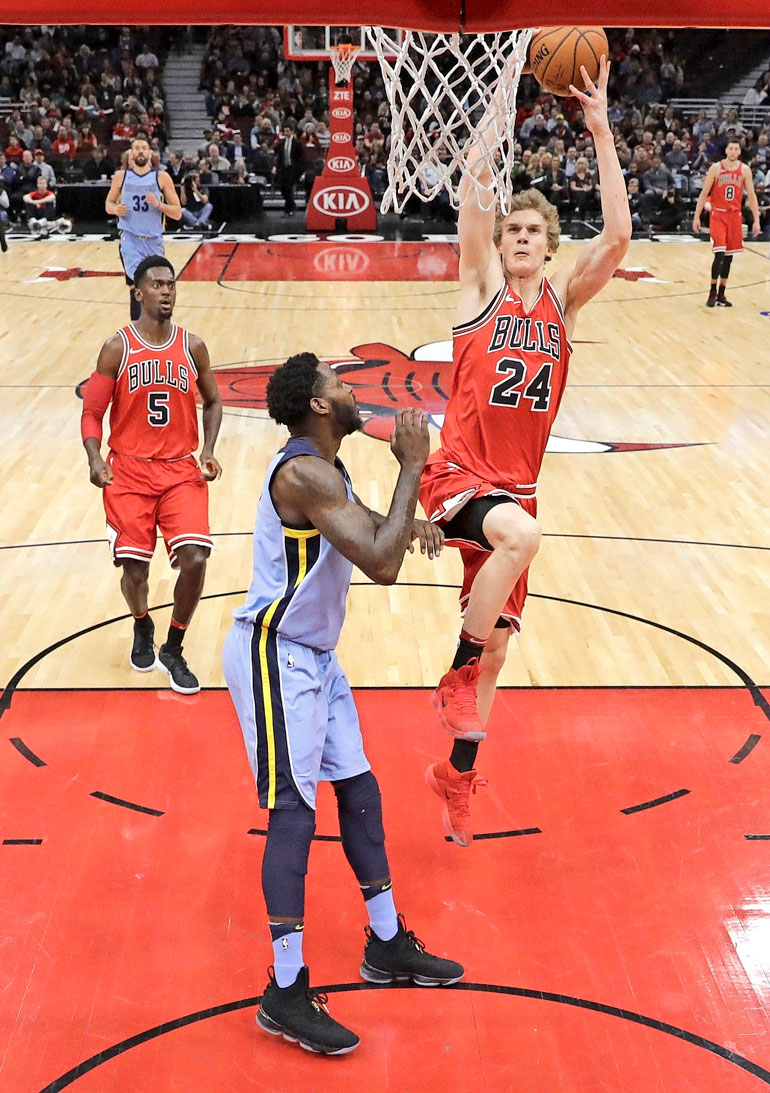 Suomalaiskatsojien matka huipentui Laurin valintaan pelin parhaaksi. Hän pussitti 22 pistettä, kun Bulls kaatoi Memphis Grizzliesin 119–110.