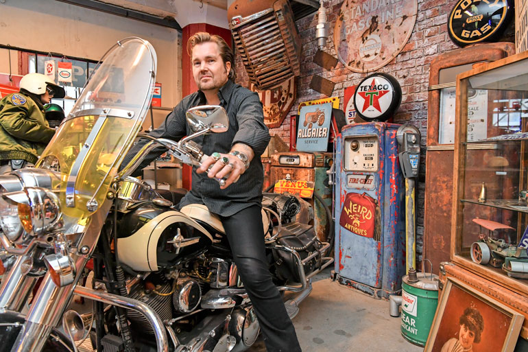 Mike hyppäsi Harley-Davidsonin puikkoihin. Pyörä on kuulunut aiemmin edesmenneelle funklegendalle Rick Jamesille.