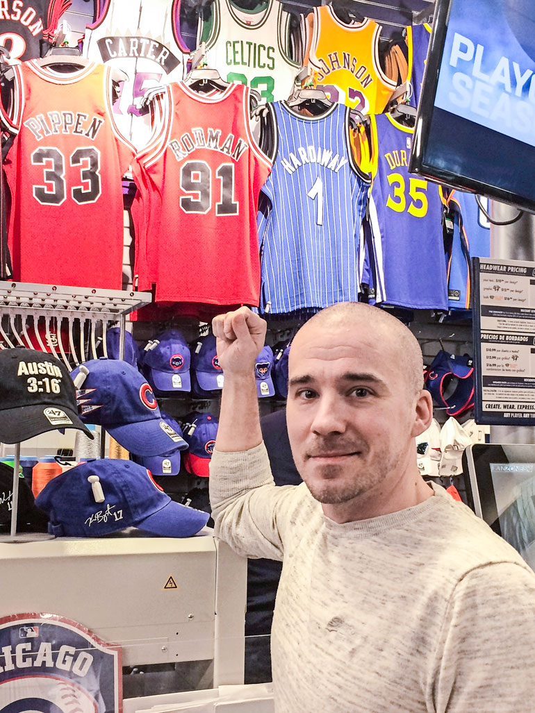 Lauri Markkasen paidat olivat loppu, mutta Aleksille tuttujen Bulls-legendojen Dennis Rodmanin ja Scottie Pippenin paitoja olisi ollut tarjolla.