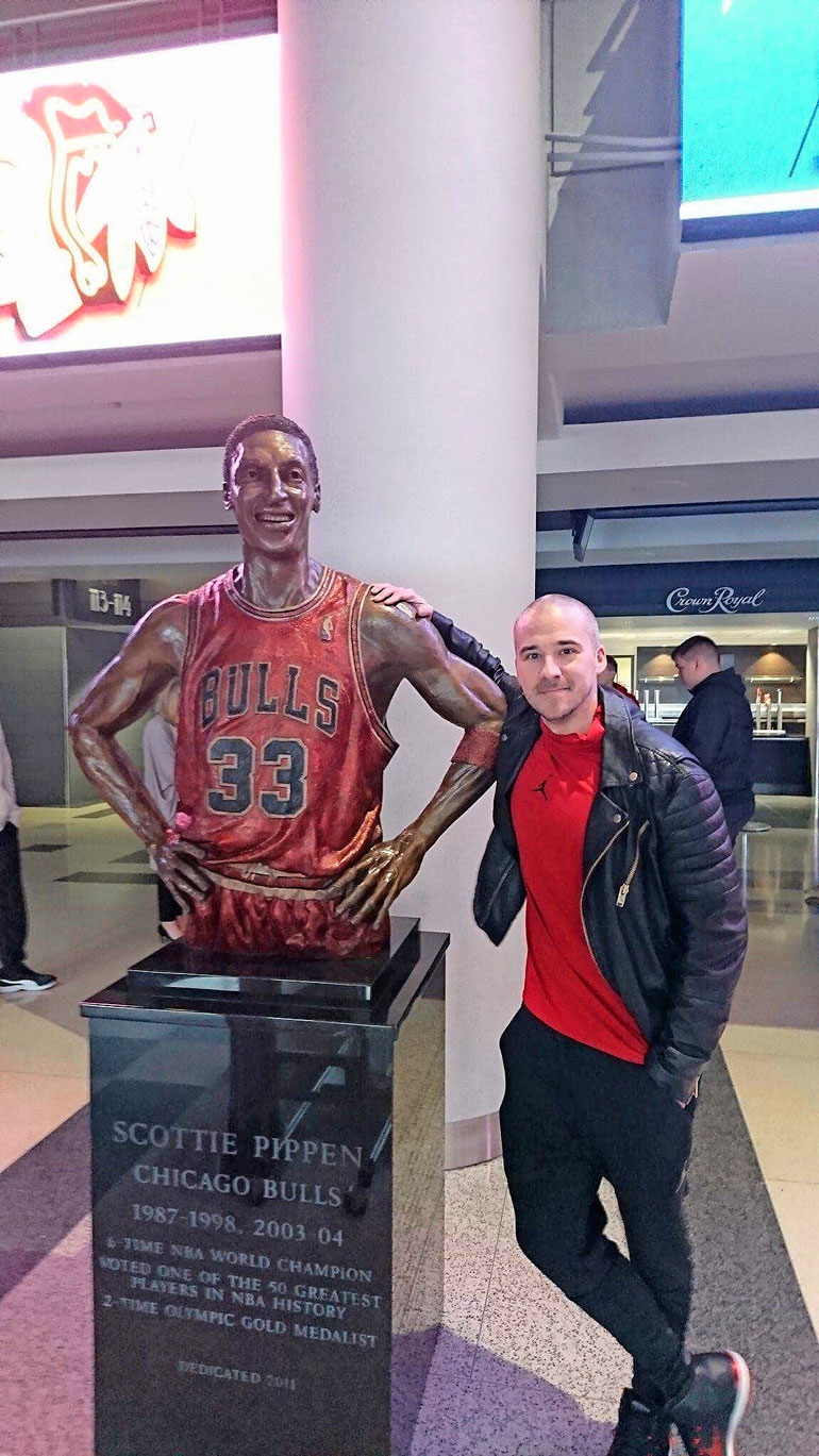Scottie Pippenistä Aleksille on jäänyt hyvät muistot. Aleksi toi NBA-legendan Suomeen 2000-luvulla. Koristähden veistos koristaa Bullsin peliareenan United Centerin aulaa.