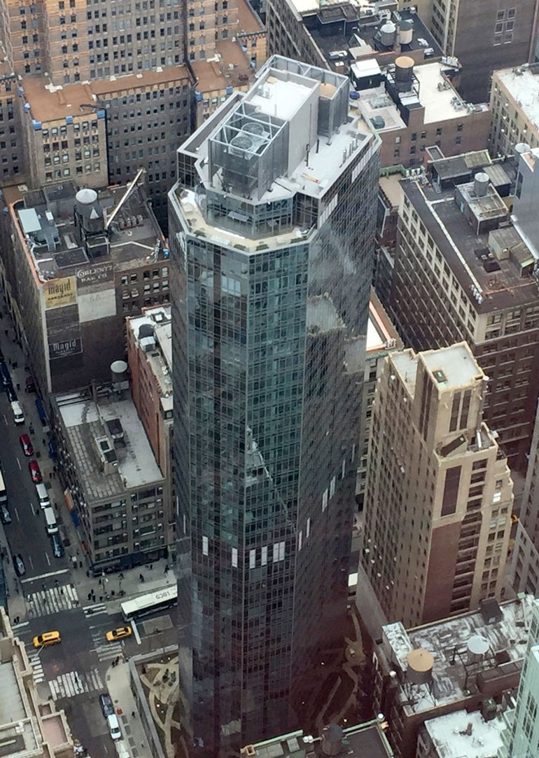 Pilvenpiirtäjä pistää yläilmoissa silmään kaarevan muotonsa vuoksi. Muoto takaa asunnoista hulppeat panoraamanäkymät. Kuva on otettu Empire State Buildingin näköalatasanteelta.