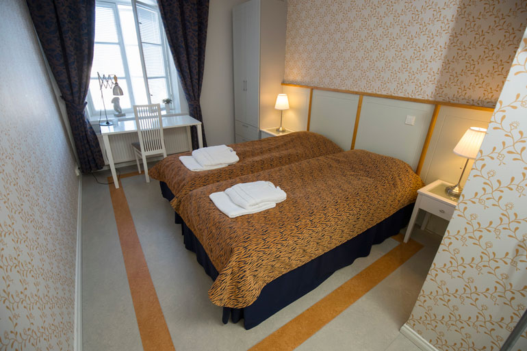Erillisessä hotellirakennuksessa on kaksitoista täysin remontoitua huonetta. Joka huoneessa on myös oma kylpyhuone. Telkkareita ei Villilässä tarvita.