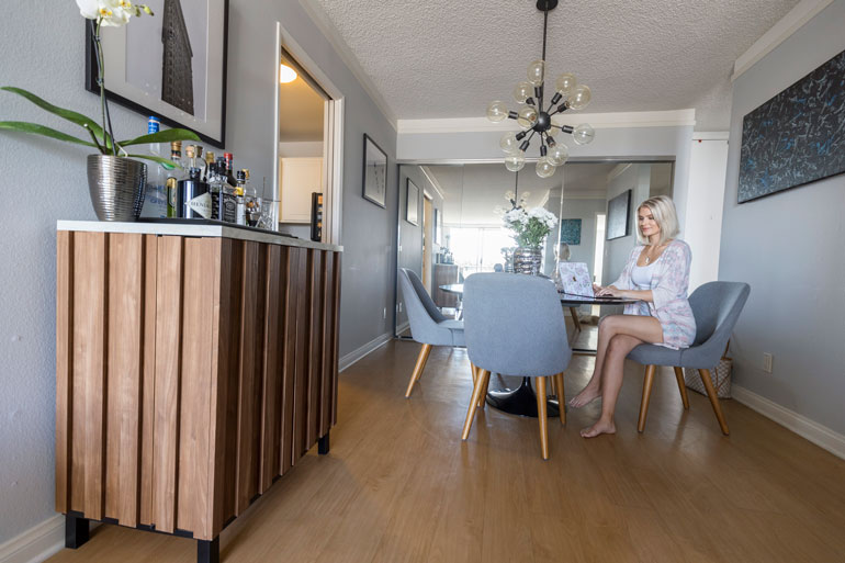 Ruokailutilan Tulppaani-pöytä on Eero Saarisen designklassikko. Yllättäen se ei ole Pian, vaan Keithin aikoinaan itselleen ostama.