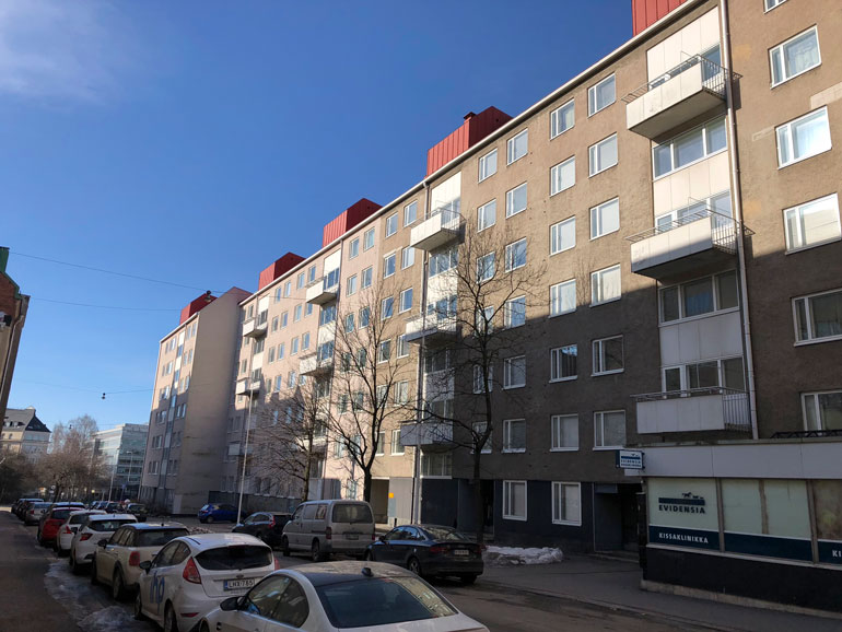 Henri Vähäkainu asuu vaatimattomassa vuokrakaksiossa Helsingin Kampissa.