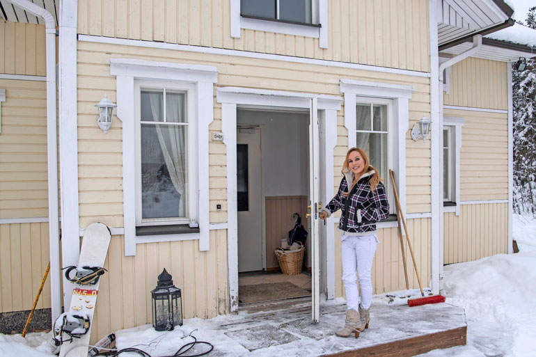 – Tervetuloa meille, Katja huikkaa Seiskan reportterille ja kuvaajalle iloisena vaalean kotitalonsa ovella.