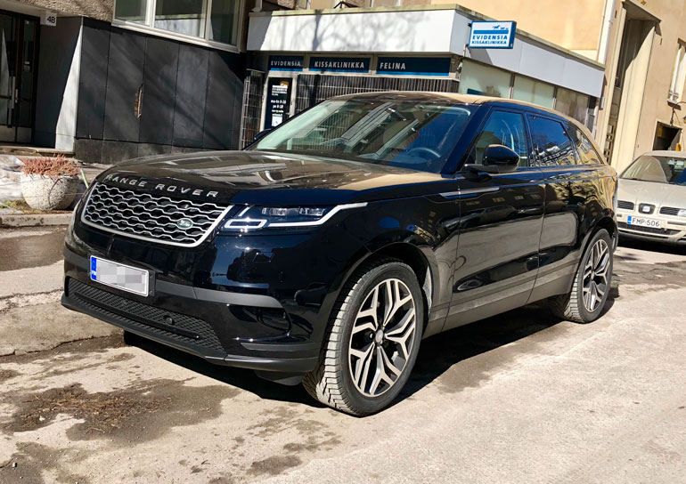 Paparazzi bongasi Pikku G:n Helsingin Punavuoresta kurvailemasta uudella ökyautollaan. Auto on rahoitusliikkeen omistuksessa.
