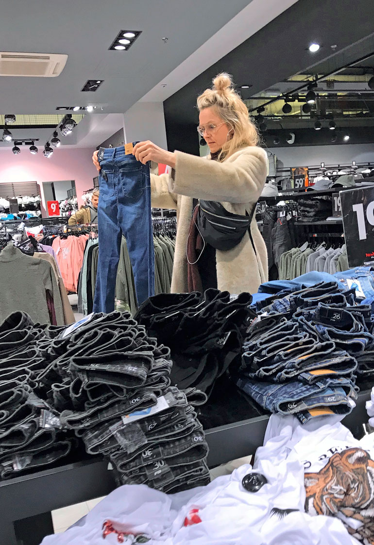 Anu Sinisalo shoppaili.