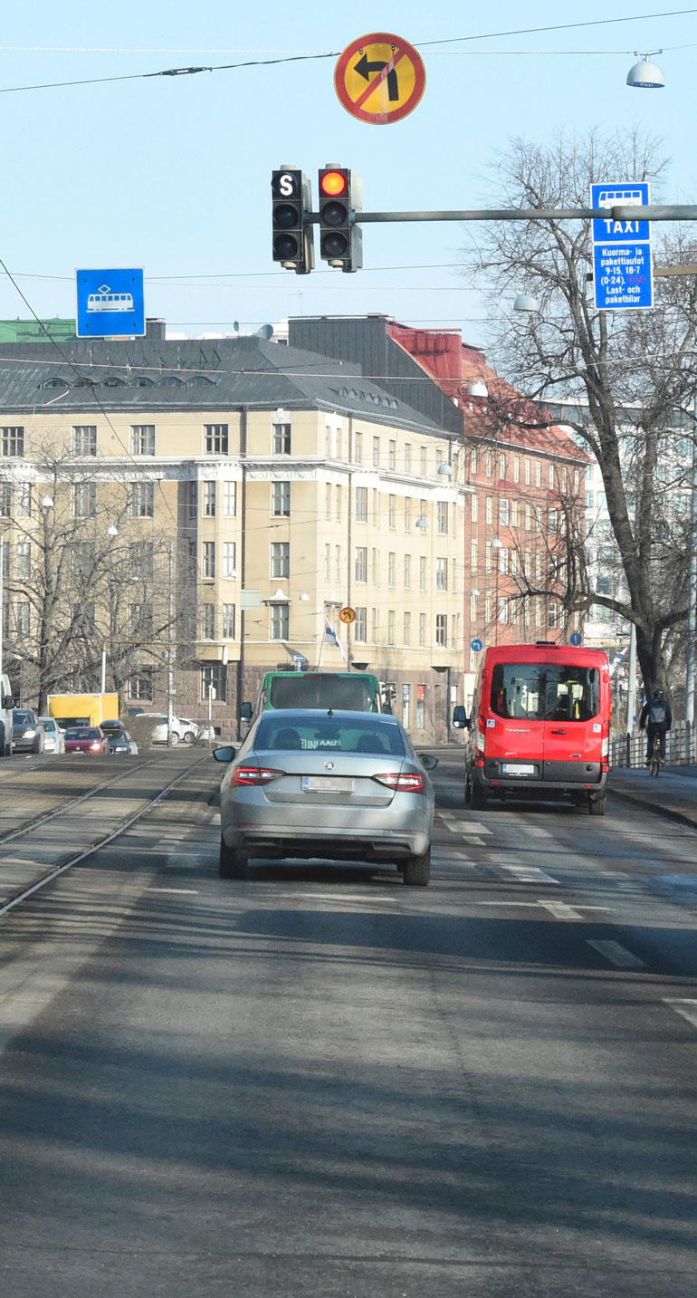 ...punaisista valoista huolimatta Vappu kaahaa surutta suojatien ohi.