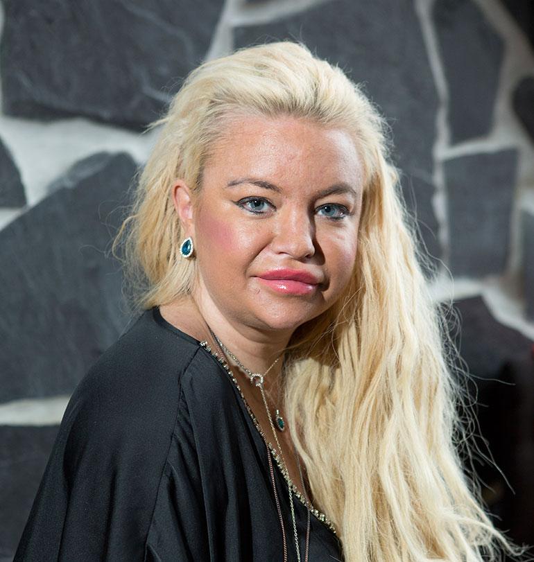 Johanna Tukiainen poseera Seiskalle