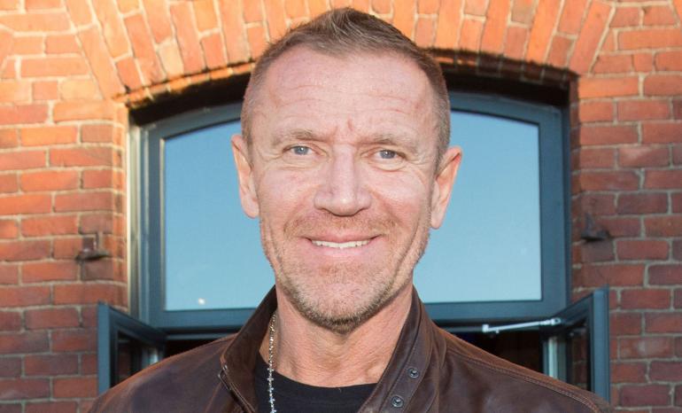 Renny Harlin nauttii kiinalaisesta naiskauneudesta.