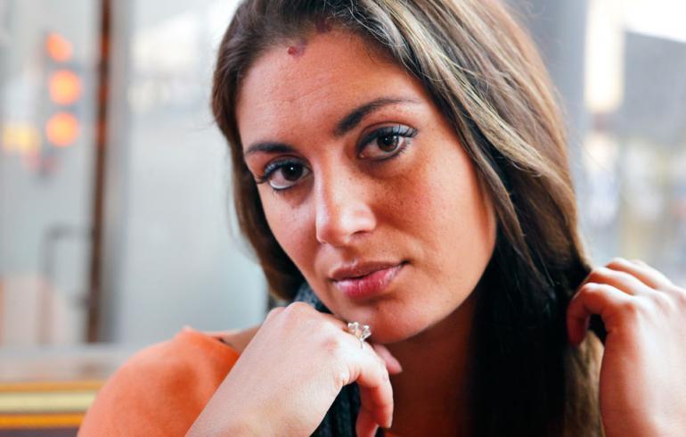 Jasmin Mäntylä poseeraa Seiskalle
