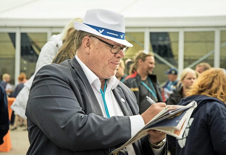 Timo Soini raapusti muistiinpanoja.