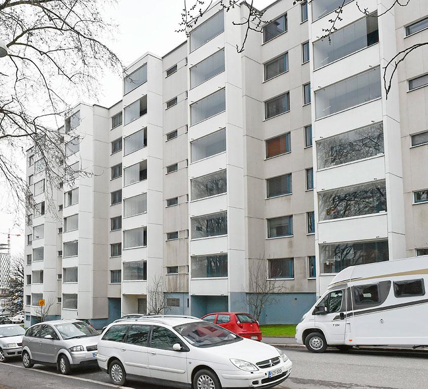 Perhe asuu Helsingin Punavuoressa. 112-neliöisessä asunnossa on viisi huonetta ja keittiö. Suosittu