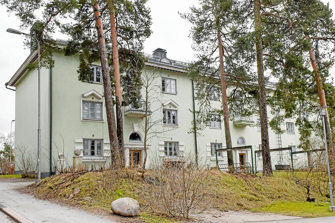 Lauri on asunut perheensä kanssa vuodesta 2015 lähtien Helsingin Käpylässä 90-neliöisessä kerrostaloasunnossa, jossa on kolme huonetta ja keittiö.