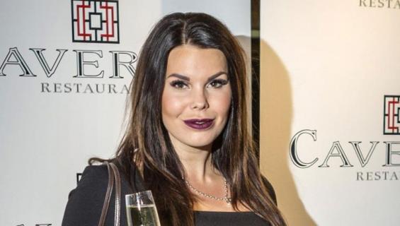 Suvi Pitkänen poseeraa Seiskalle