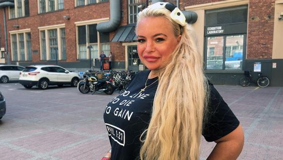 Johanna Tukiainen poseeraa Seiskalle