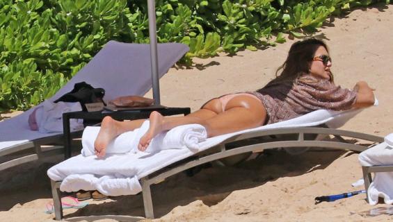 Jessica Alba rannalla bikinikuvissa
