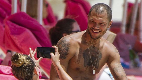 Jeremy Meeks rannalla Chloe Greenin kanssa