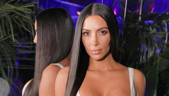 Kim Kardashian punaisella matolla